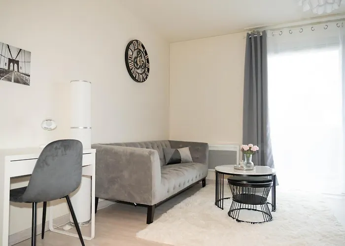 L'elegant - T2 - 10 Min Aeroport - Parking Prive Apartament